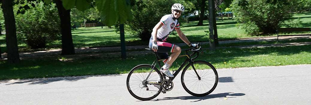 Ein Teilnehmer radelt vor dem Start des Gran Fondo Vienna entspannt durch den Prater.